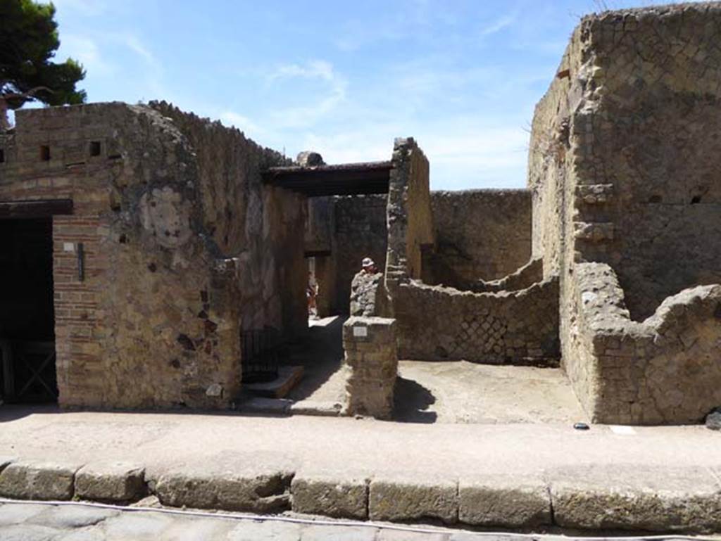 IV.13 Herculaneum, in centre, September 2015. Looking south to entrance doorway, linked to shop entrance at IV.12. Photo courtesy of Michael Binns.